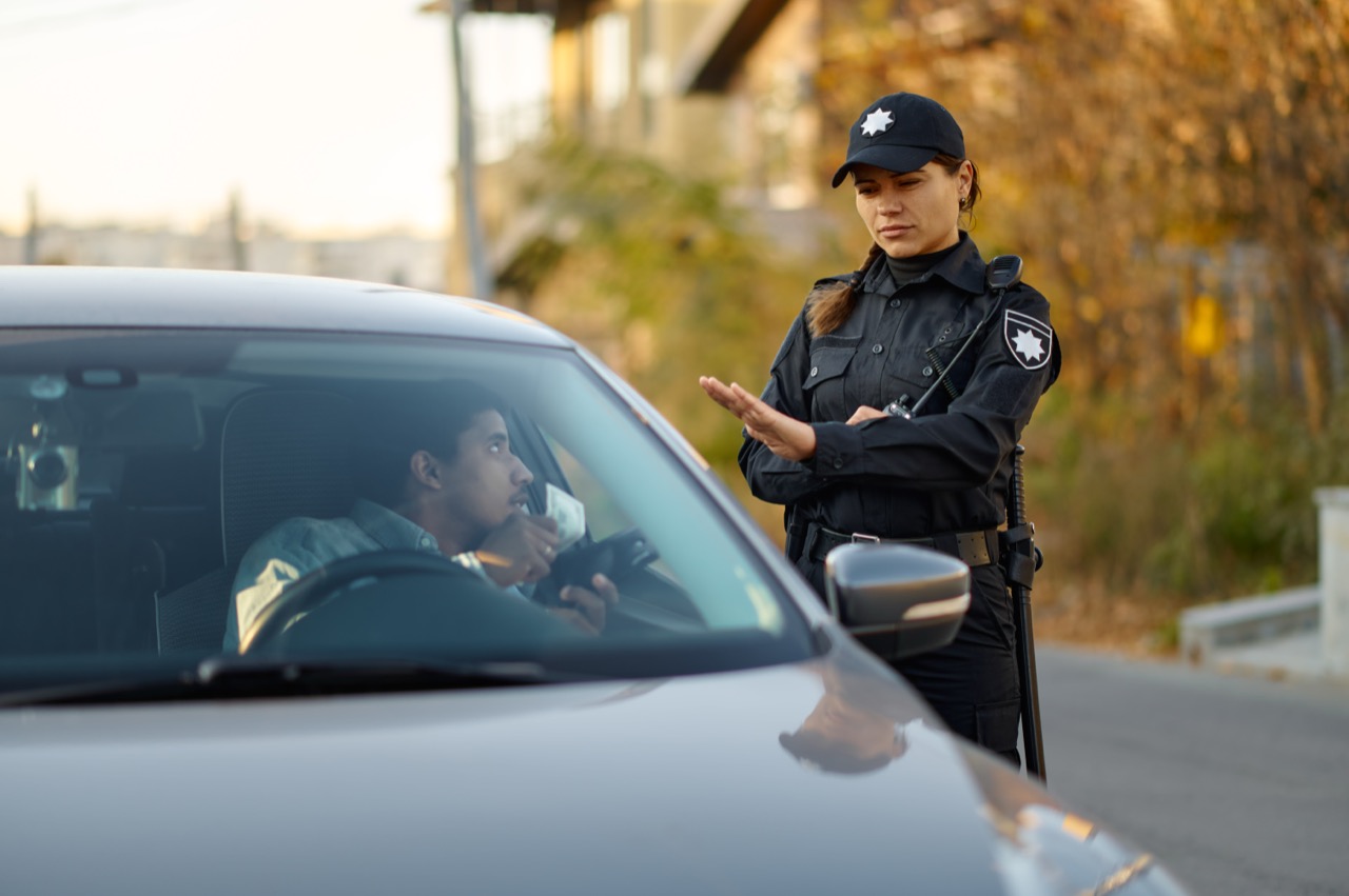 female-police-officer-refuse-bribe-from-driver-2026-01-06-09-20-41-utc.jpg